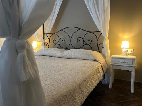 维纳利亚瑞勒Casa Del Caval Bianco的一间卧室配有一张带黑色床头板的床
