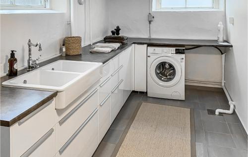 阿灵索斯1 Bedroom Nice Home In Alingss的白色的厨房配有水槽和洗衣机
