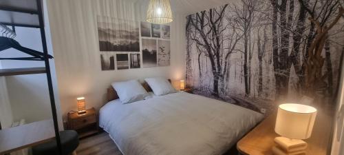 法莱斯La maison Saint-Gervais的一间卧室配有一张黑白墙床