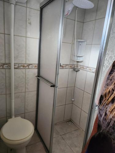 因贝Casa Andar Térreo - Balneário Nordeste - Imbé - RS的一间带卫生间和淋浴的浴室