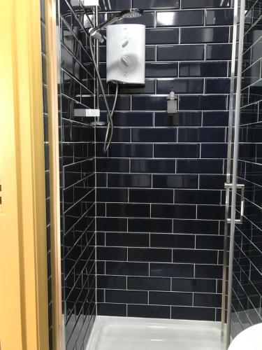 尚克林Number 29 - Only Adults的浴室设有蓝色瓷砖淋浴和卫生间