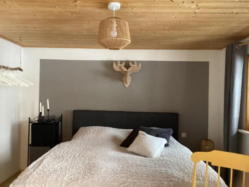 菲施巴豪Apartement für Naturliebhaber的一间卧室设有一张木天花板床。