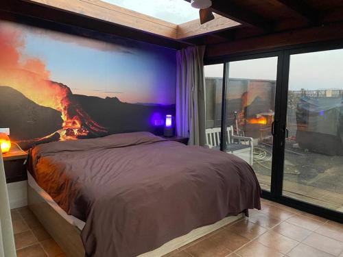 拉奥利瓦Exclusive Stars view Experience的卧室设有壁挂式火壁画