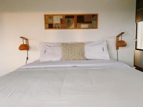何塞伊格纳西奥Casa Franca的一张白色的床,上面有两盏灯