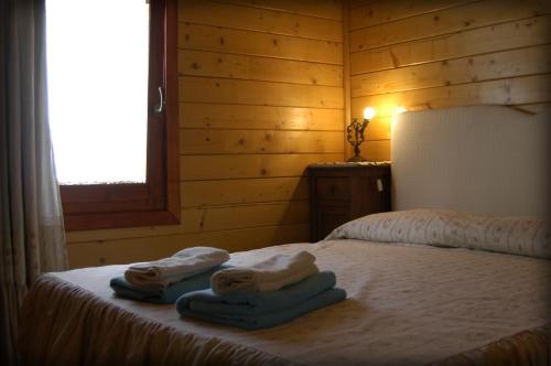 SantʼAndrea del GariglianoBosco D'Olmi Country House的卧室配有带毛巾的窗户。