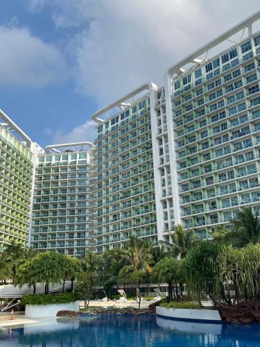 马尼拉Azure Urban Resort Residences的一座大型建筑,前面设有一个游泳池