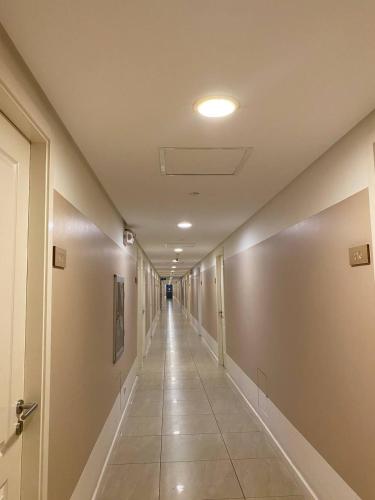 马尼拉Azure Urban Resort Residences的长长的走廊,长长的走廊长度