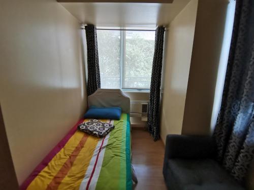 马尼拉Azure Urban Resort Residences的小房间设有床和窗户