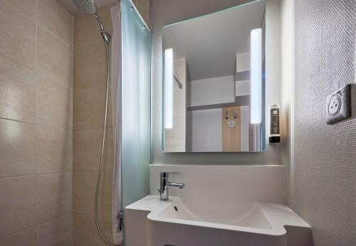 翁弗勒尔B&B HOTEL Honfleur的一间带水槽、镜子和淋浴的浴室