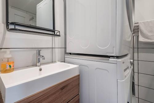 蒙特利尔5-STAR Prime Location - Bright Condo的白色的厨房配有水槽和冰箱