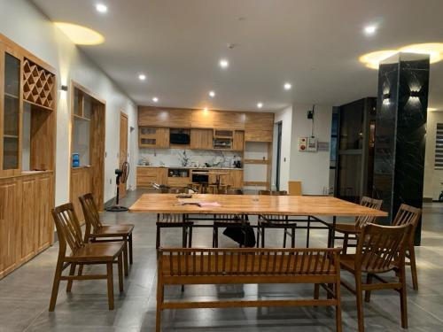 高平Mỡ Villa Cao Bằng的厨房配有大型木桌和椅子