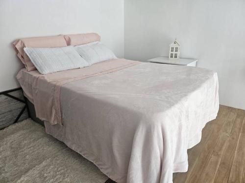 蒙得维的亚Acogedor, inolvidable的一间卧室配有一张带白色毯子的大床