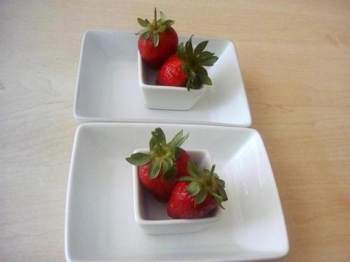 波罗瓜尼Plk Noord Guesthouse的桌子上三个带草莓的白板