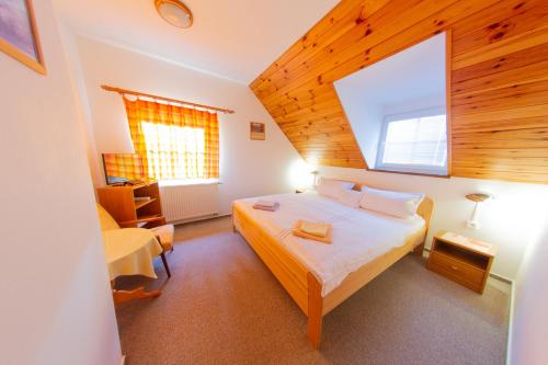 贝拉波德普拉德代姆Chata Esty的一间卧室设有一张大床和一个窗户。