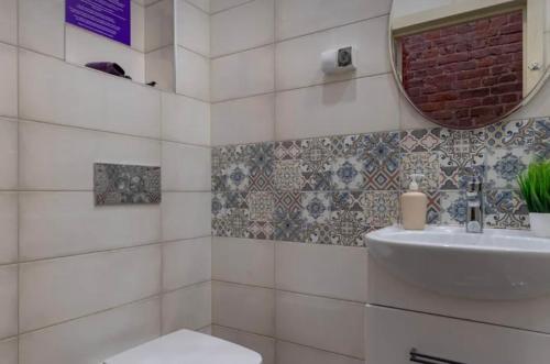 兹内特耶VIP apart 643的白色的浴室设有水槽和卫生间。