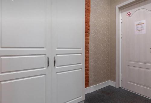 兹内特耶VIP apart 643的白色衣柜,带白色橱柜和门