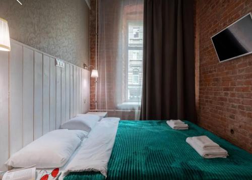 兹内特耶VIP apart 643的一间设有床铺和毛巾的房间