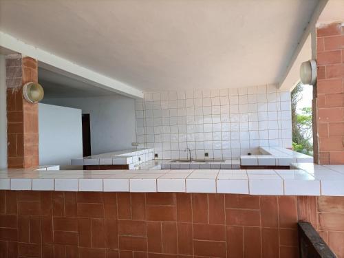 土巴迪亚劳La coolitude的一个带两个水槽和大窗户的大厨房