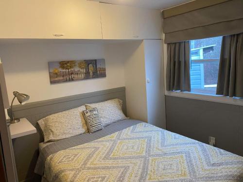 拉马巴耶Oasis du grand fond Inc的一间小卧室,配有床和窗户