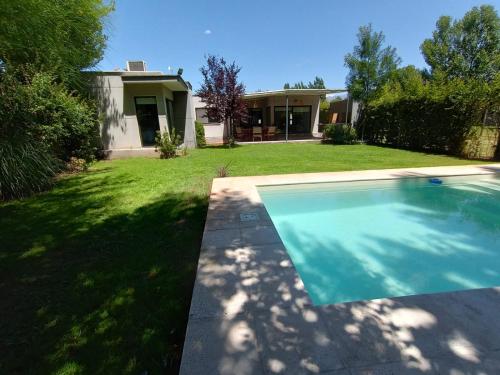 卢汉德库约Los Álamos Vistalba的一座房子的院子内的游泳池