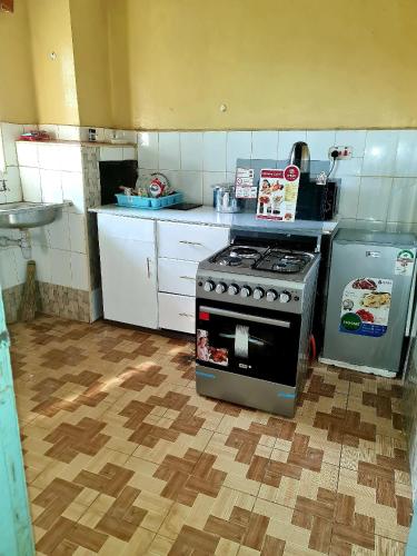 SiayaDala kwe的厨房配有炉灶和冰箱。