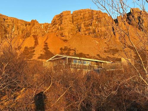 博尔加内斯Mulakot Cosy Cabins的岩石山前的房子