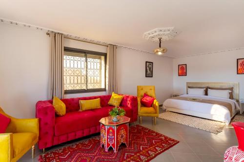 马拉喀什leila farmhouse的客厅配有红色的沙发和床。