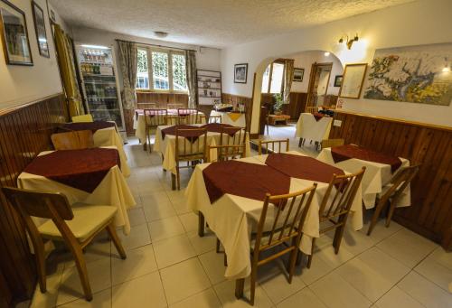 圣卡洛斯-德巴里洛切苏尔旅馆的餐厅内带桌椅的用餐室