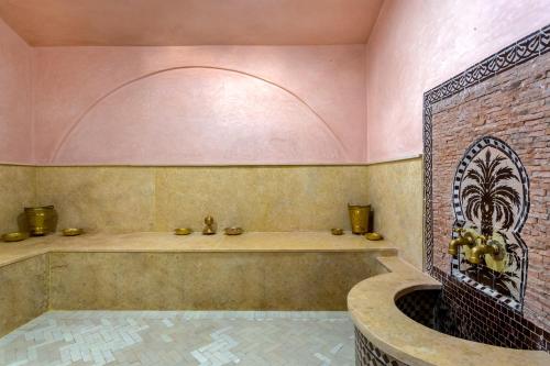 马拉喀什leila farmhouse的带浴缸和砖墙的浴室