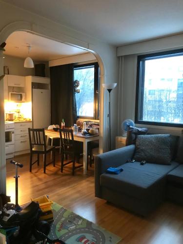 赫尔辛基Cosy room in Pasila的带沙发的客厅和用餐室