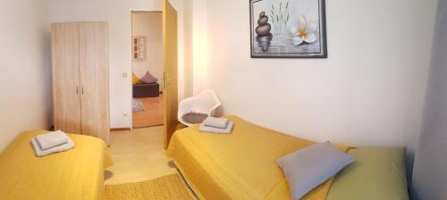 奥伯劳Apartment Morgensonne的客厅配有黄色的沙发和椅子