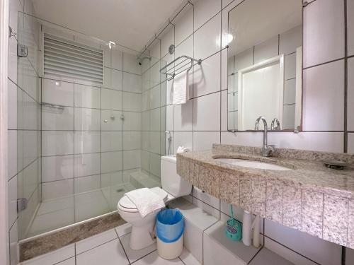 巴雷里尼亚斯Apto para 6 pessoas no melhor resort dos Lençóis的一间带水槽、卫生间和淋浴的浴室