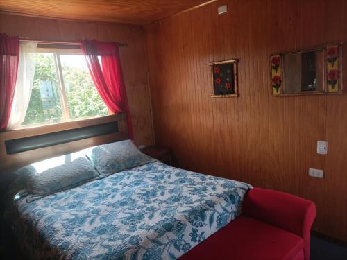 安库德EL URCO CHILOE HOSTEL的一间小卧室,配有床和窗户
