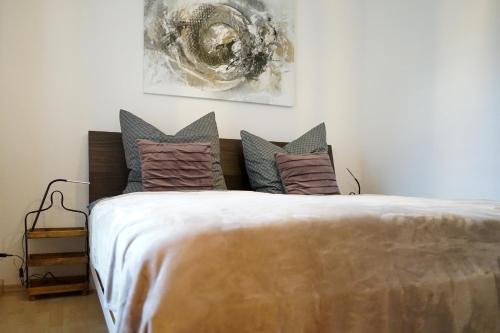耶拿3-Raum City-Appartement Jena的一间卧室配有一张大床和枕头