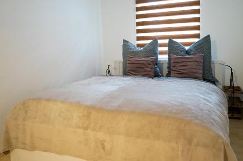 耶拿3-Raum City-Appartement Jena的一间卧室配有一张大床和枕头