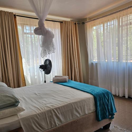 利文斯顿Mukamba Holiday House的一间卧室设有一张床和一个大窗户