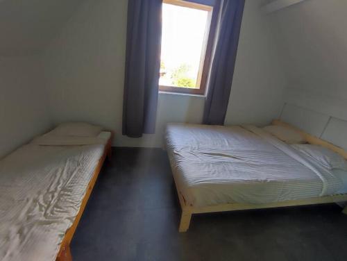 洛克伦Huis Belijn的小型客房 - 带2张床和窗户