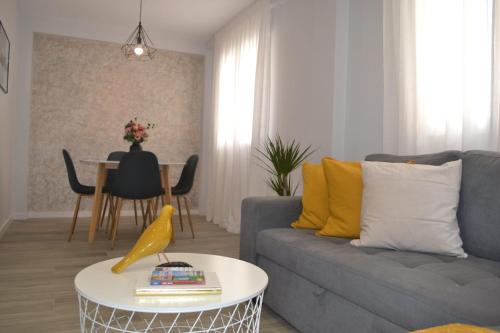 马拉加Victoria Flat F&M Moderno, acogedor y céntrico的客厅配有沙发和桌子