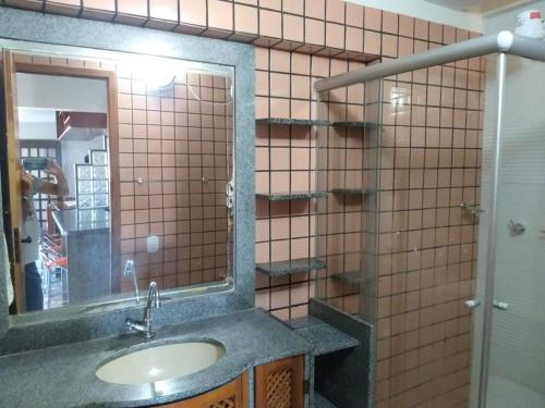 阿尔科巴萨Condomínio das gaivotas的一间带水槽和镜子的浴室