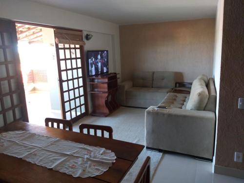 阿尔科巴萨Condomínio das gaivotas的客厅配有沙发和桌子