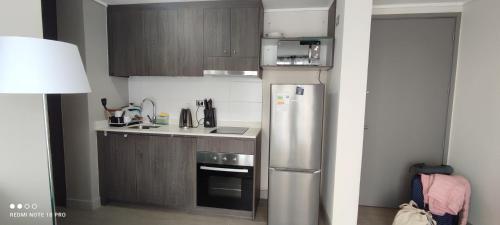 圣地亚哥Departamento nuevo y cómodo的一间带不锈钢冰箱的小厨房