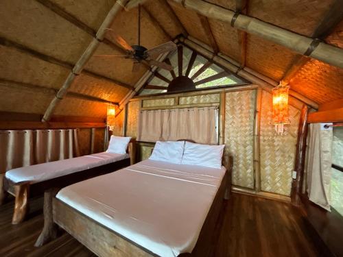 科隆Sangat Island Dive Resort的一间卧室设有两张床和天花板