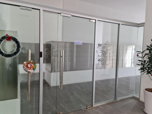 雪邦Luxury Tangerine Suites KLIA的一间设有滑动玻璃门和花圈的房间
