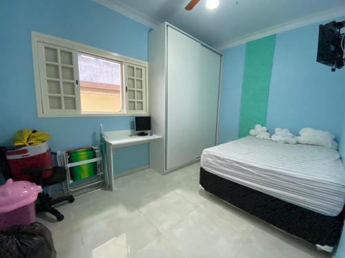 乌巴图巴morada do sol的一间卧室设有蓝色的墙壁,床上配有泰迪熊