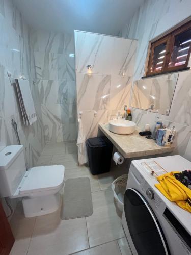 贝贝里比Villa Amarelo的白色的浴室设有卫生间和水槽。