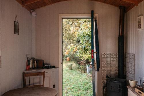 RakeBeautiful, Secluded Shepherd's Hut in the National Park的通往一间有门通往院子的房间的敞开的门