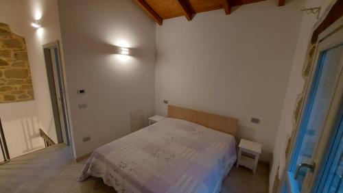 法纳诺B&B Santa Croce 248的卧室位于客房的角落,配有一张床