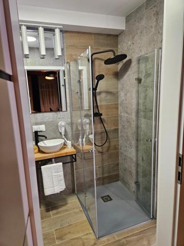 比亚韦斯托克Centrum Apartamenty 1000 Lecia 1 parking的带淋浴和盥洗盆的浴室