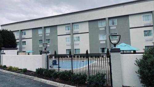 诺克斯维尔Sleep Inn & Suites West Knoxville的一座建筑前面设有游泳池