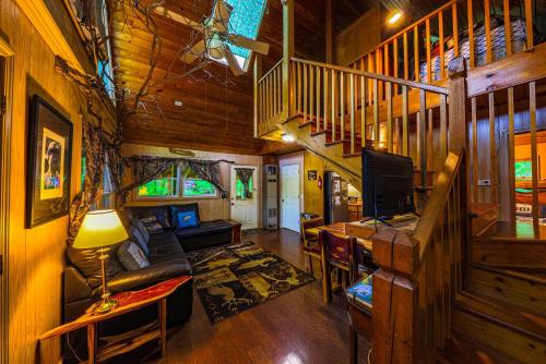 海伦Bear Creek Lodge and Cabins in Helen Ga - Pet Friendly, River On Property, Walking Distance to downtown Helen的小屋内带楼梯的客厅